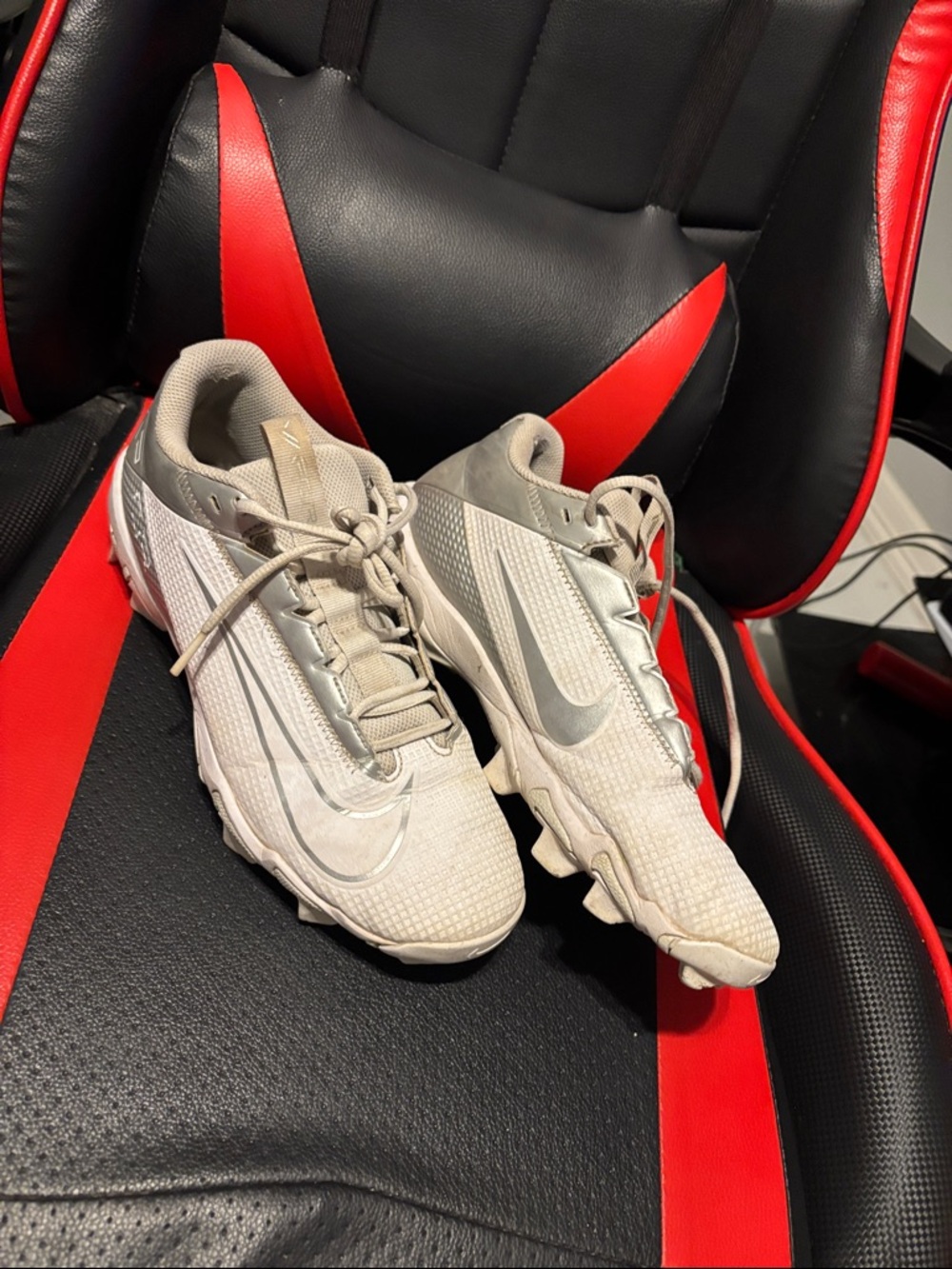 NIKE Men's Athletic Cleats - Light Gray / Silver